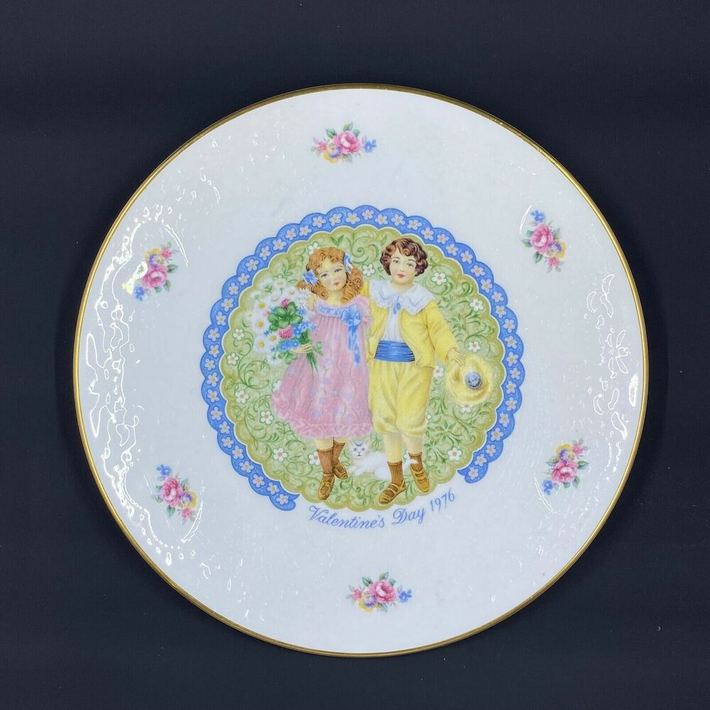 Royal Doulton Plate Made in England Excellent 1976 Valentines Day